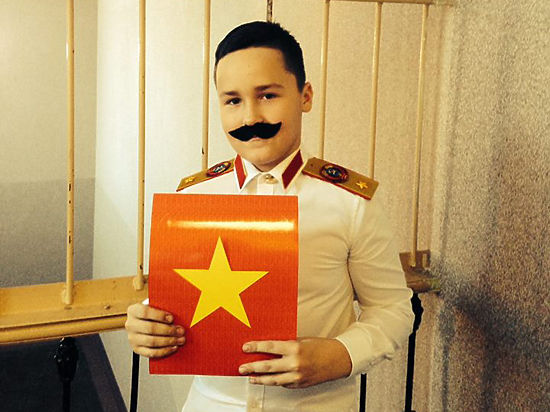 Школьник перепутал двух Иосифов и пришел на рождественский спектакль в костюме Сталина
