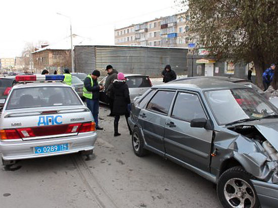 В Челябинске водитель иномарки устроил аварию с 8 авто