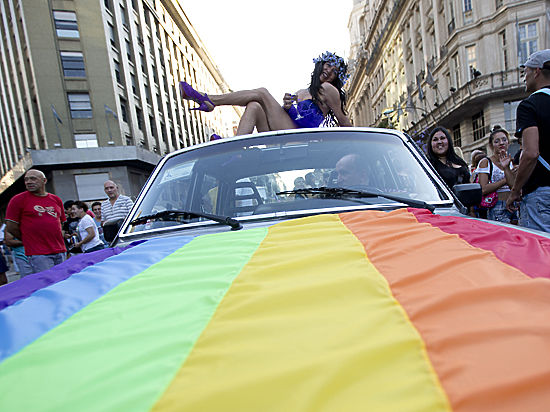 Геи подбираются к российским границам: Латвия примет крупнейший ЛГБТ-парад