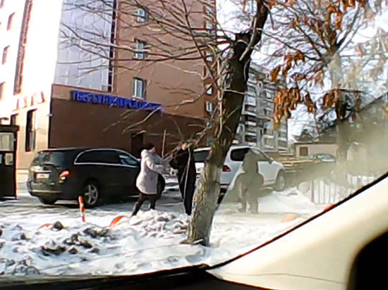 В Челябинске автомобилистка накинулась с кулаками на пешехода
