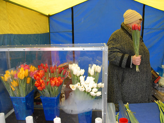 В Москве поднялись цены на цветы: народ переходит на еловые букеты