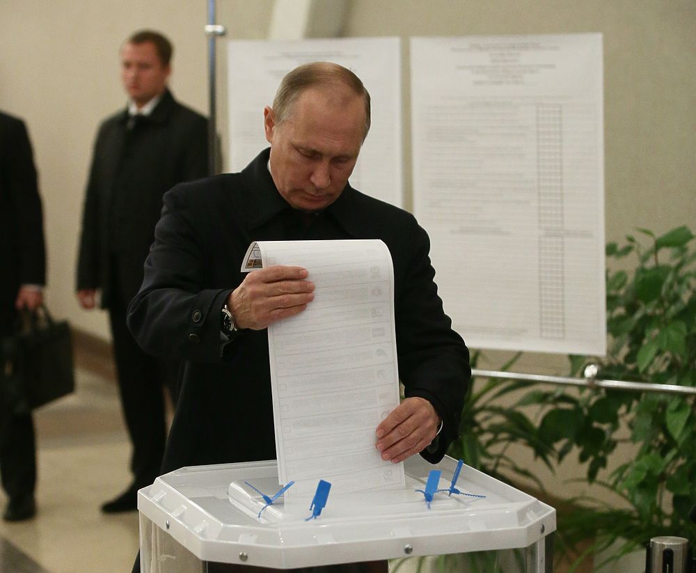 Выборы президента избирательные. Путин голосует на выборах. Голосование на выборах президента. Президент на выборах. Путин на выборах.