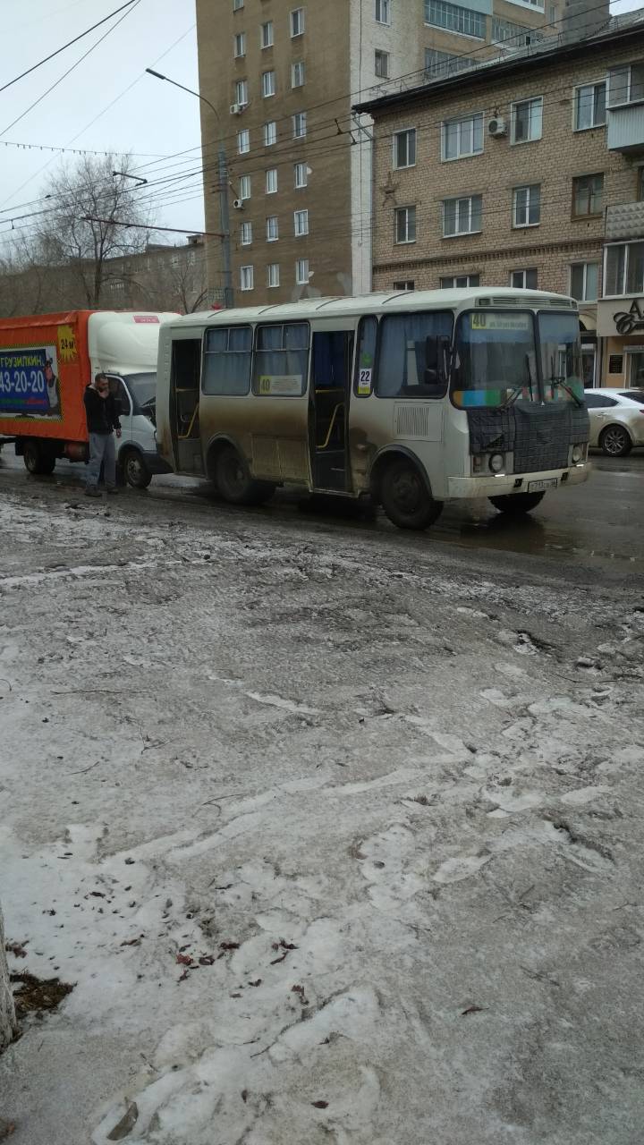 В Оренбурге грузовая «ГАЗель» въехала в пассажирский автобус - МК Оренбург