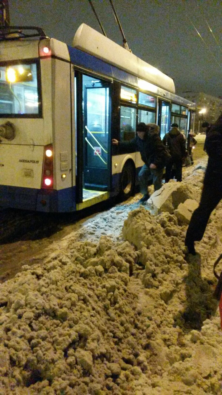 Как спасти город от снега, падающих сосулек и огромных луж - МК  Санкт-Петербург