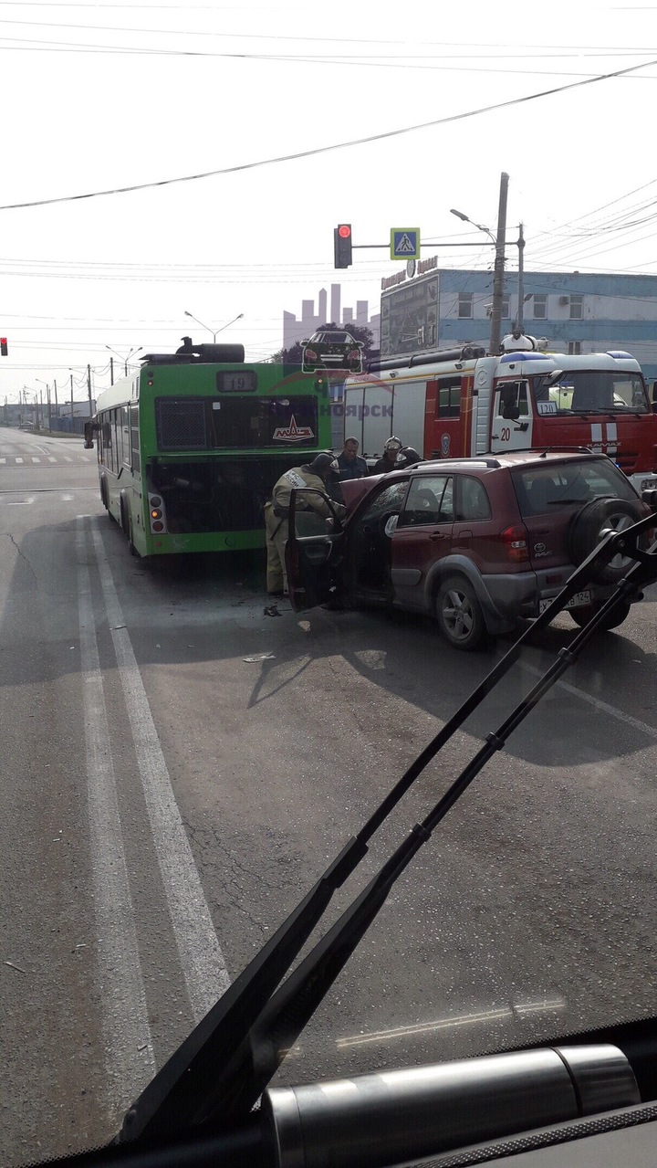 Пьяный водитель протаранил зад автобуса: была угроза возгорания иномарки -  МК Красноярск