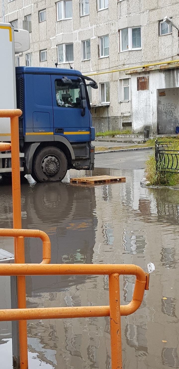 В администрации объяснили причину потопа на Ямальской улице в Надыме - МК  Ямал