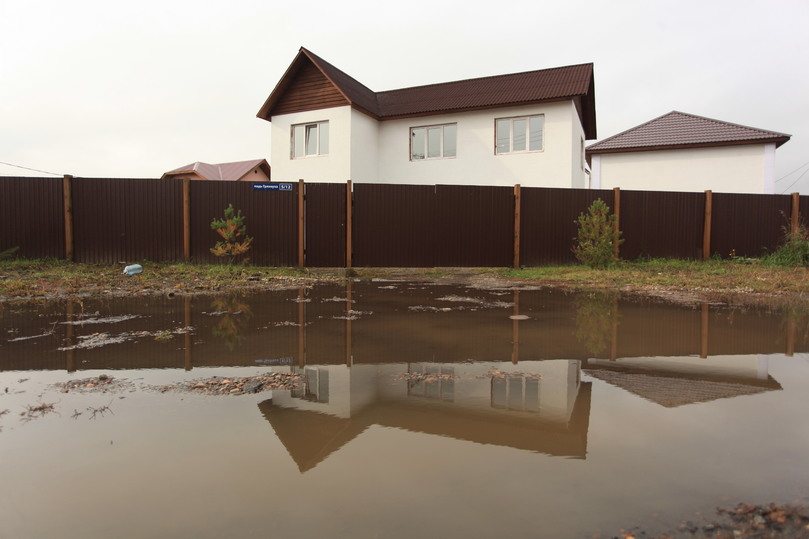 Вода с крыши размывает землю что делать