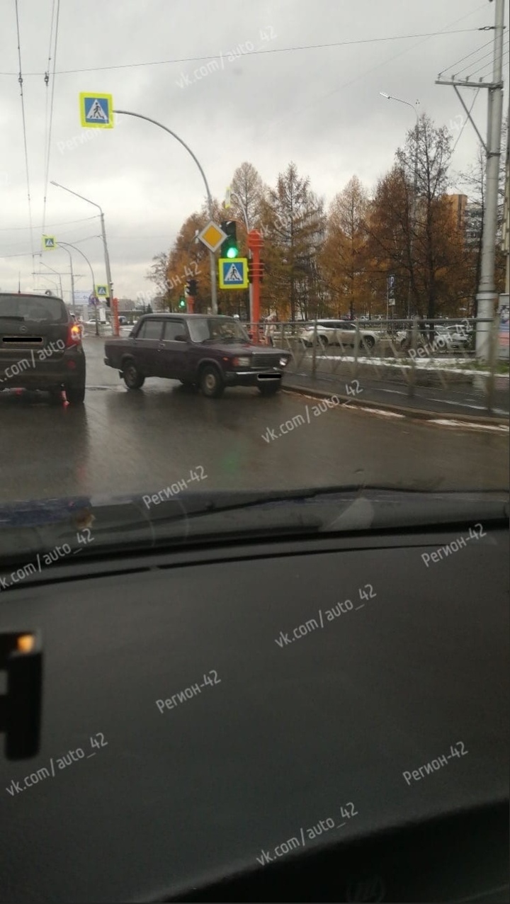 Лада” и иномарка попали в ДТП на оживлённом перекрёстке в Кемерове - МК  Кузбасс