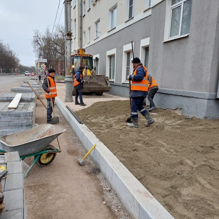 Дорожные рабочие укладка тротуарной плитки