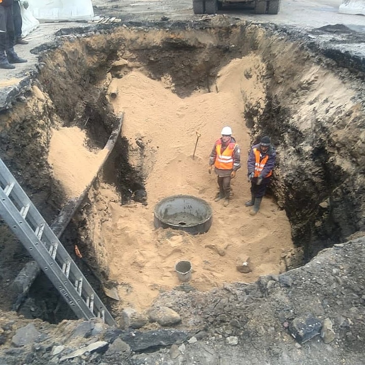 Дорожные рабочие укладка тротуарной плитки