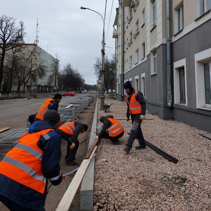 Дорожные рабочие укладка тротуарной плитки