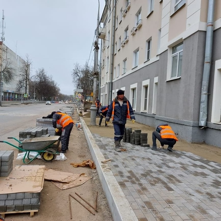 Дорожные рабочие укладка тротуарной плитки