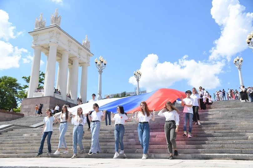 2 июня волгоград. Флагшток Волгоград. Флешмоб флаг России Волгоград. С днем России Волгоград картинки. Волгоград 12 июня мероприятия.