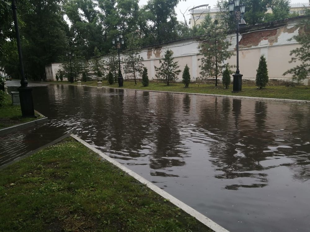 Дождь в хабаровске. Хабаровск после дождя. Алексеевская 64 Хабаровск после дождя.