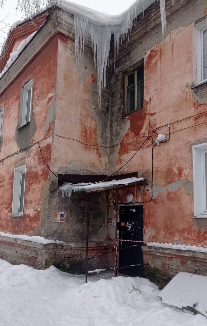 Новосибирцы пожаловались на опасные сосульки на Первомайке - МК Новосибирск