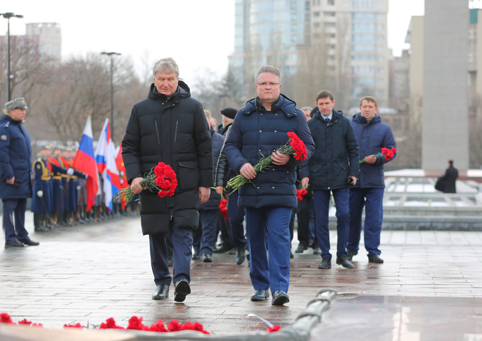 Фото с возложения цветов сегодня