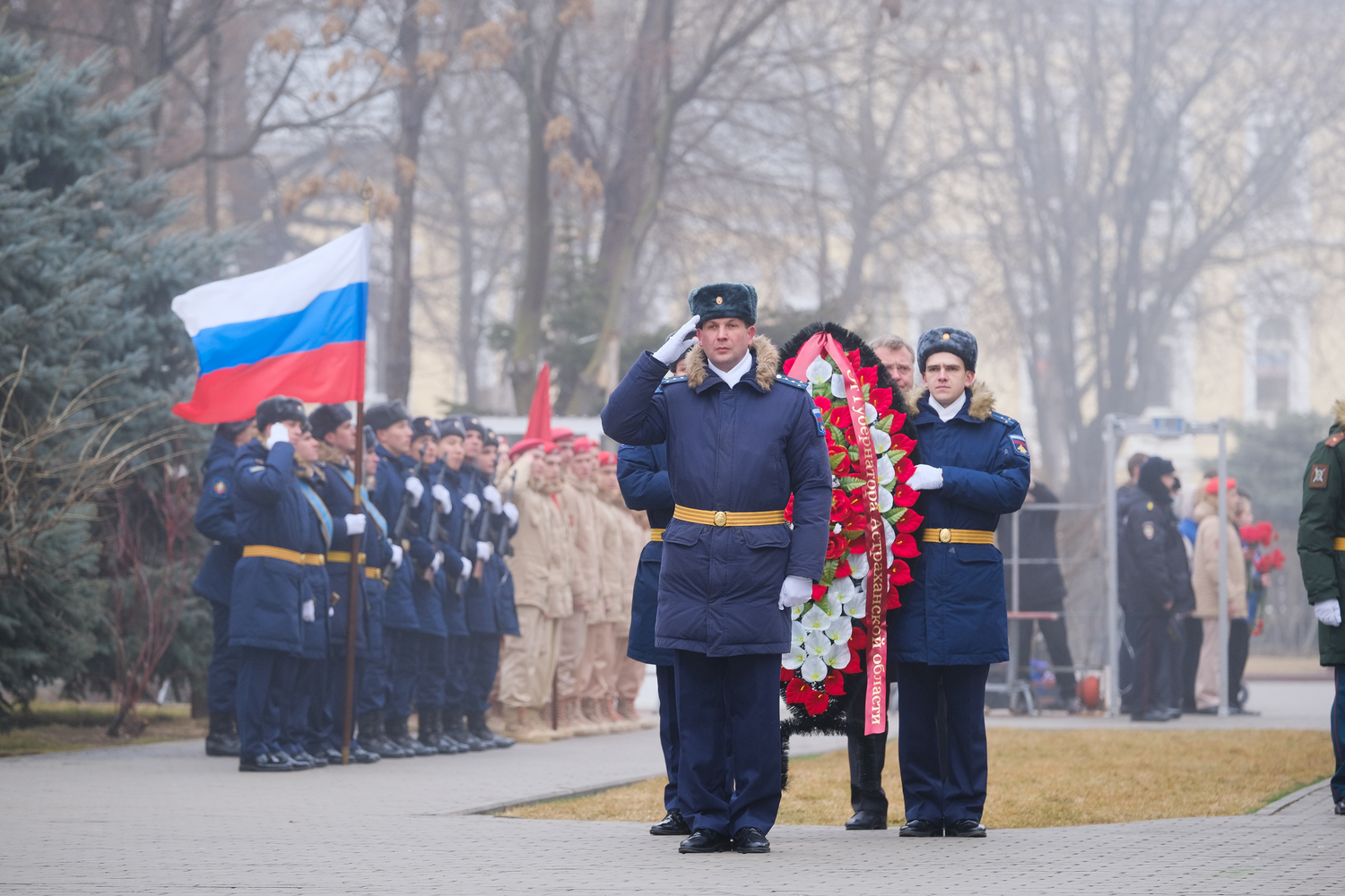 Венки астрахань. Гаджиево возложение венков. Возложение венков на 9 мая. Китайцы Балтийск возложение венков. Возложение венков Чуйченко.