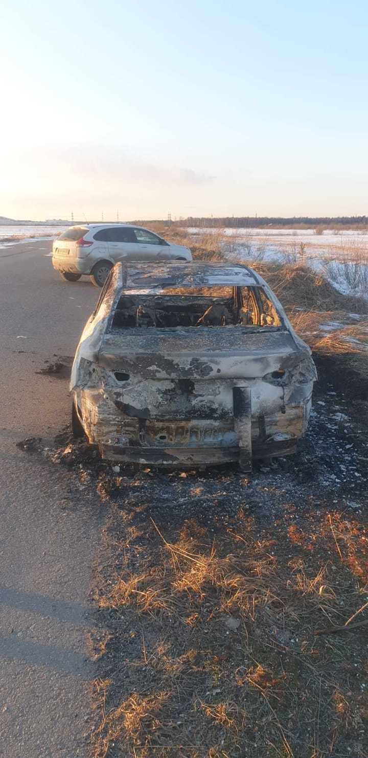 Пьяный мужчина угнал и поджег машину бывшей жены в Петербурге - МК  Санкт-Петербург