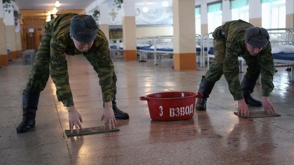 Разочарованные в «своем государстве». Что не так с ограничением прав украинских мужчин за границей