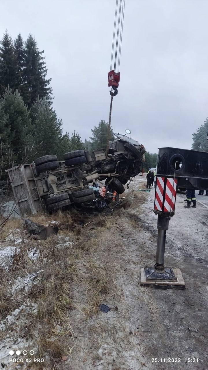 Под Петрозаводском спасатели вырезали тело мужчины из раздавленного КамАЗом  автомобиля - МК Карелия