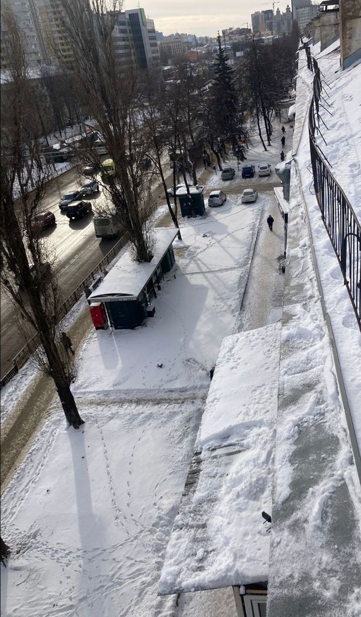 На центральной автомагистрали Воронежа с крыш домов коммунальщики начали  счищать снег - МК Воронеж