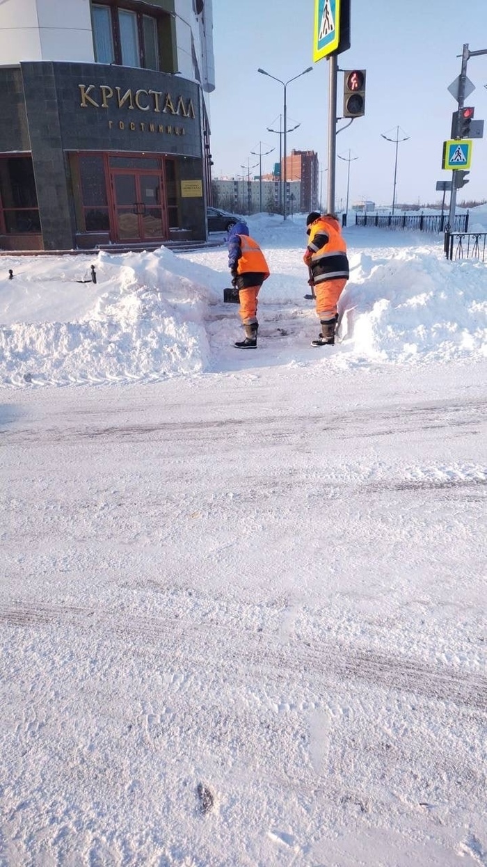 В приоритете — тротуары: в Новом Уренгое дорожники борются с последствиями  метели - МК Ямал