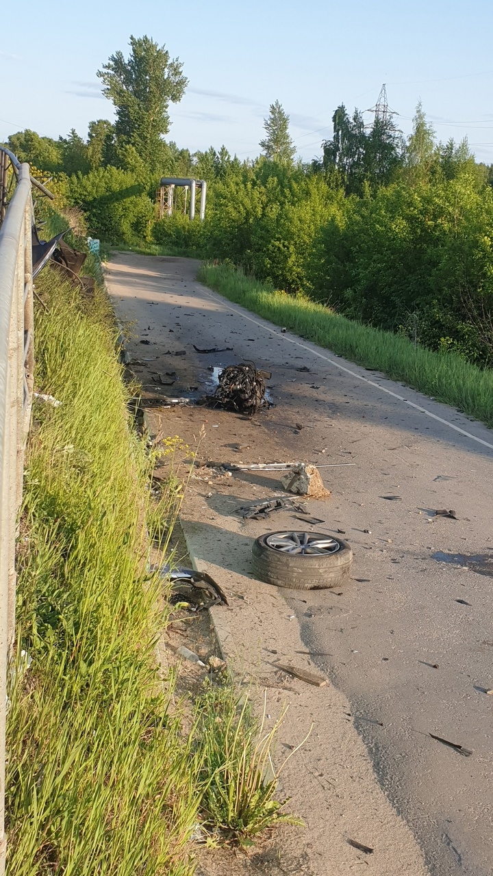 В Твери водитель BMW X4 чудесным образом выжил после столкновения иномарки  со столбом - МК Тверь