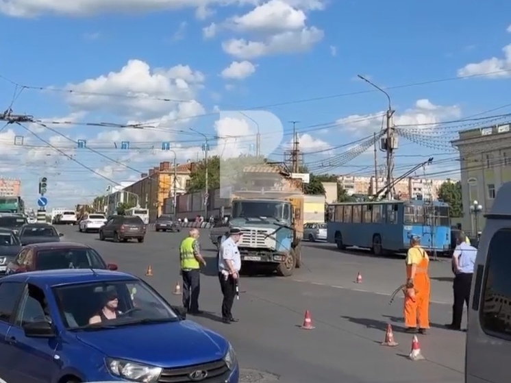 Отключение электричества в рязани сегодня. Пересечение. Троллейбус Рязани. Рязань провода троллейбусов. Первомайский проспект.