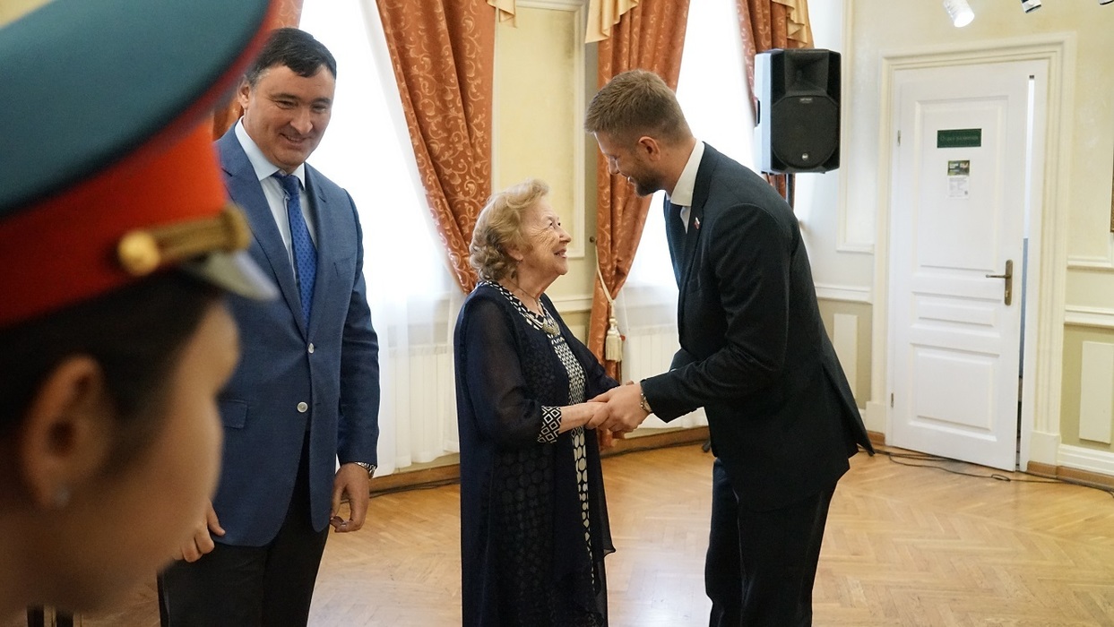 В Иркутске по решению городской думы вручили знаки отличия выдающимся  горожанам