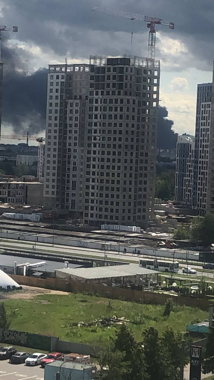 Столб черного дыма поднялся над промзоной на Салова - МК Санкт-Петербург