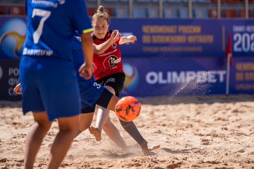 Порно видео девушки играют в голый футбол