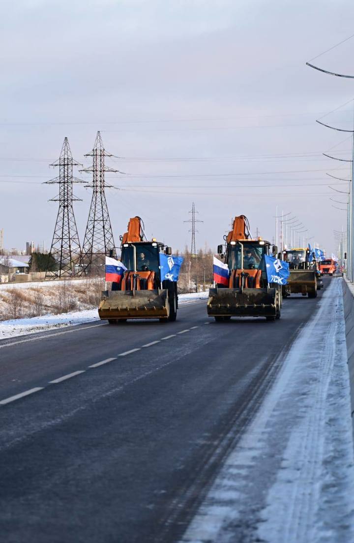 В Новом Уренгое сезон дорожных работ завершили парадом техники - МК Ямал