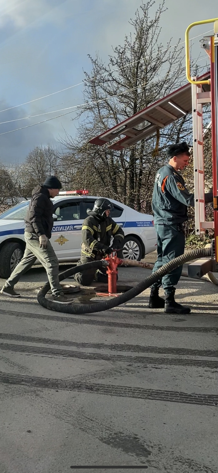 Жилой дом горит на улице Ветряной в Пскове - МК Псков