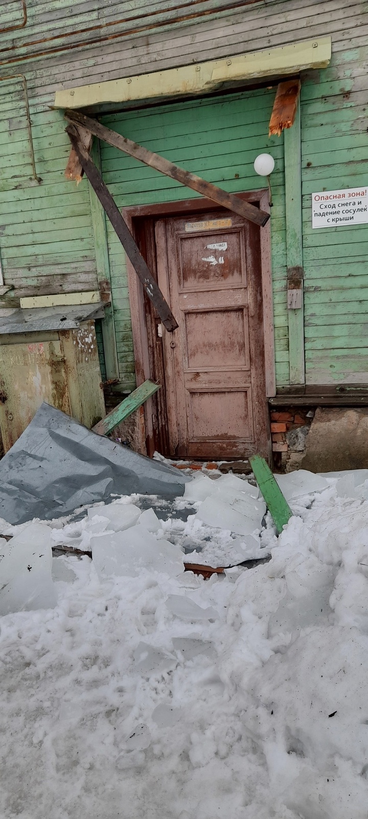 Ледяные глыбы обрушили козырек подъезда на доме в Петрозаводске - МК Карелия