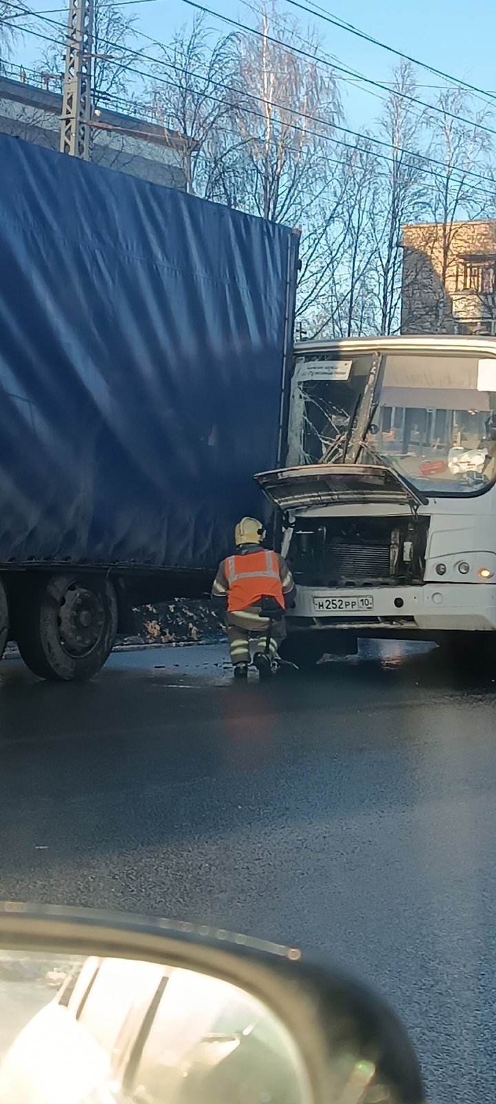 Маршрутка влетела в фуру в Петрозаводске, есть пострадавшие - МК Карелия