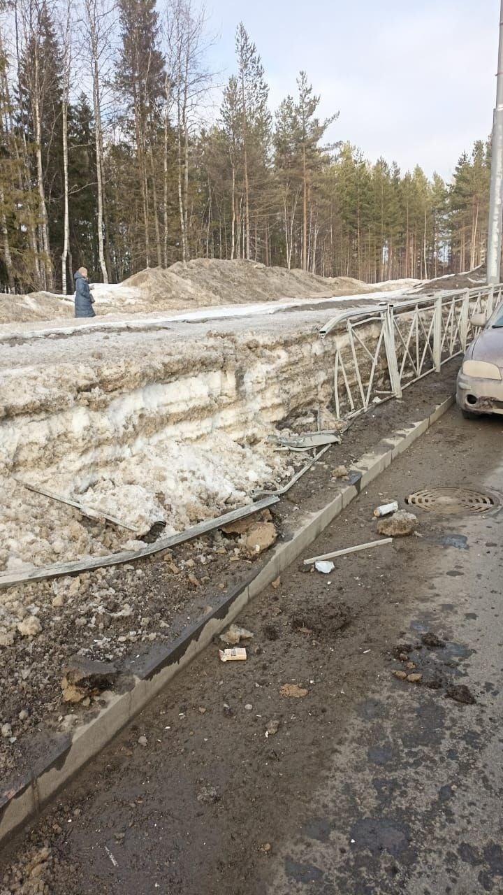 Появились фото с места ДТП в Петрозаводске, где перевернулся автобус с  людьми - МК Карелия