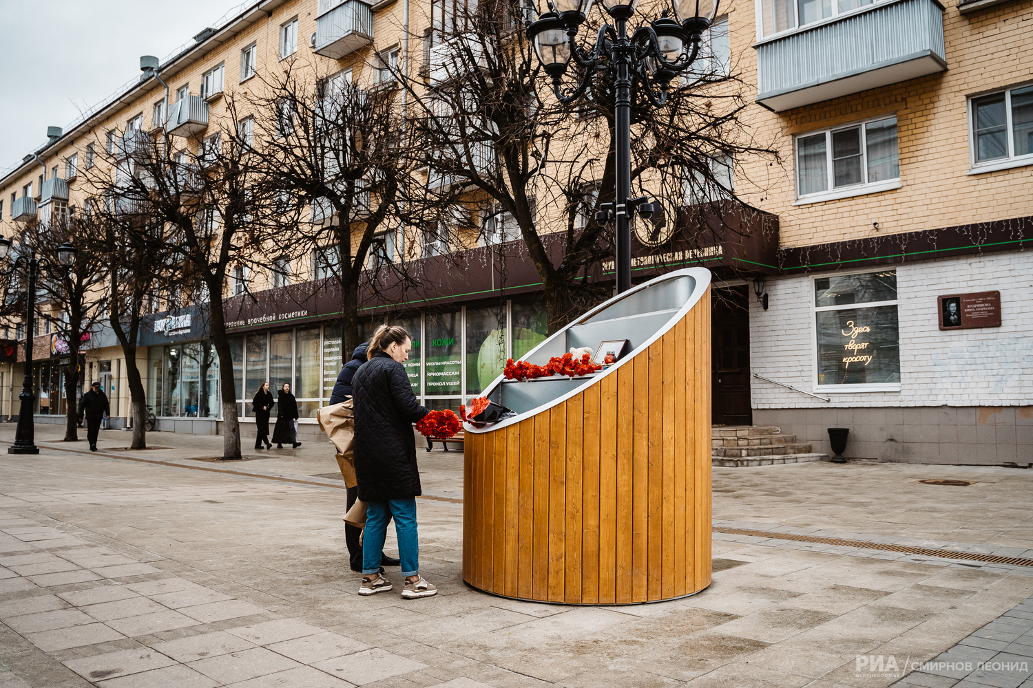 Люди несут игрушки о цветы: в Твери появился стихийный мемориал в память о  погибших в «Крокусе»