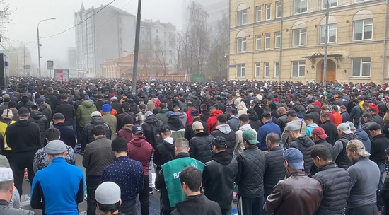 Не разулись в мечети: в Москве мусульмане вышли на митинг против силовиков РФ (видео)