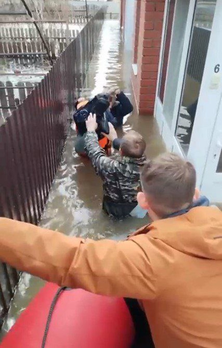 Сотрудник полиции из Оренбурга проводит отпуск в качестве волонтера - МК  Оренбург