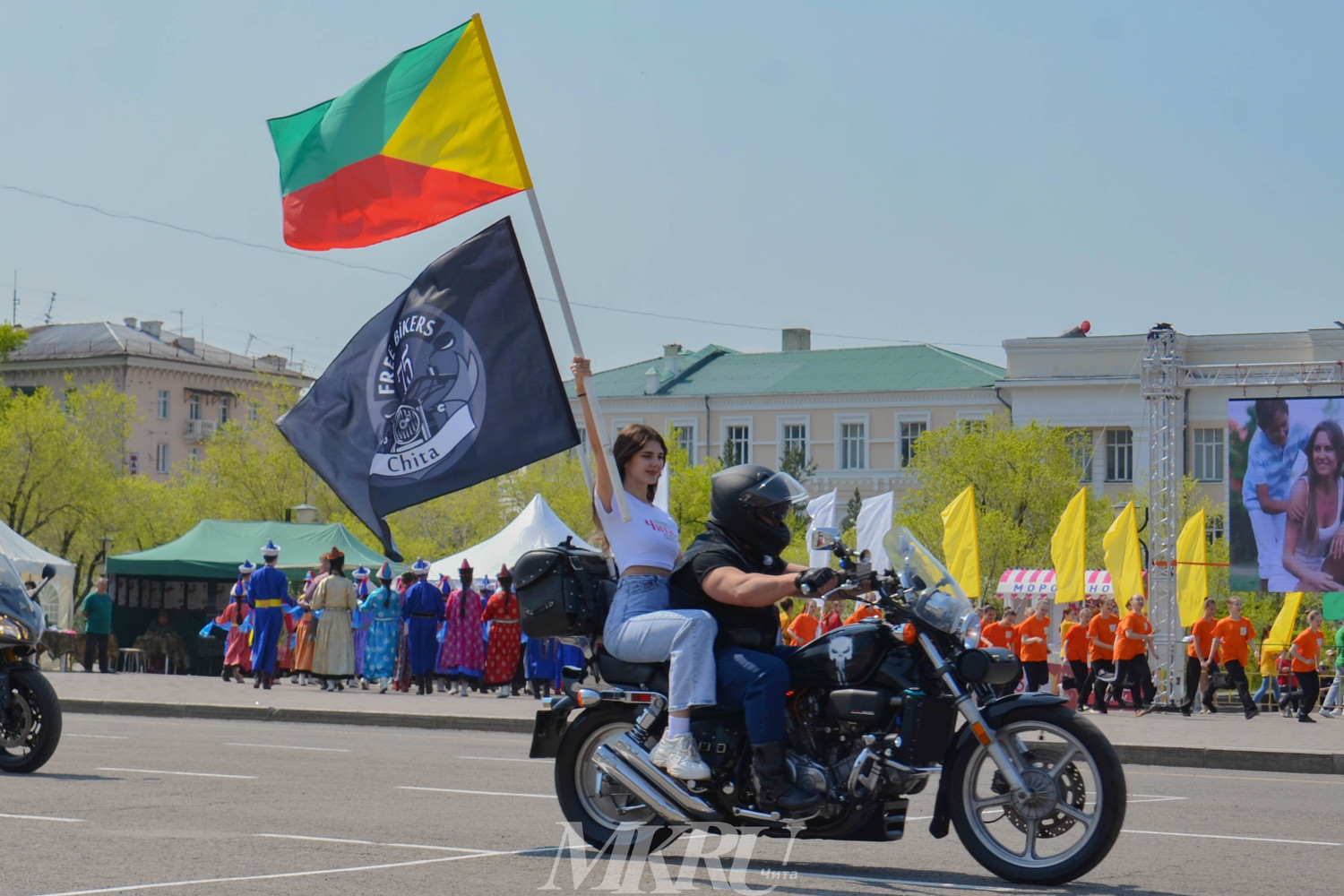 Чита отпраздновала День города: красавицы, ретро-автомобили, экстрим и  селфи с Хабибом