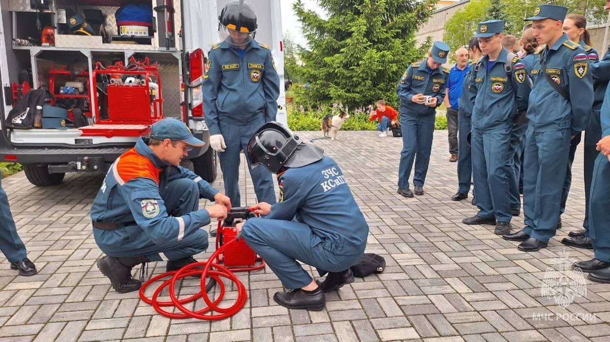 Сотрудники МЧС, Ади и Альфа познакомили калининградских курсантов со своей  работой