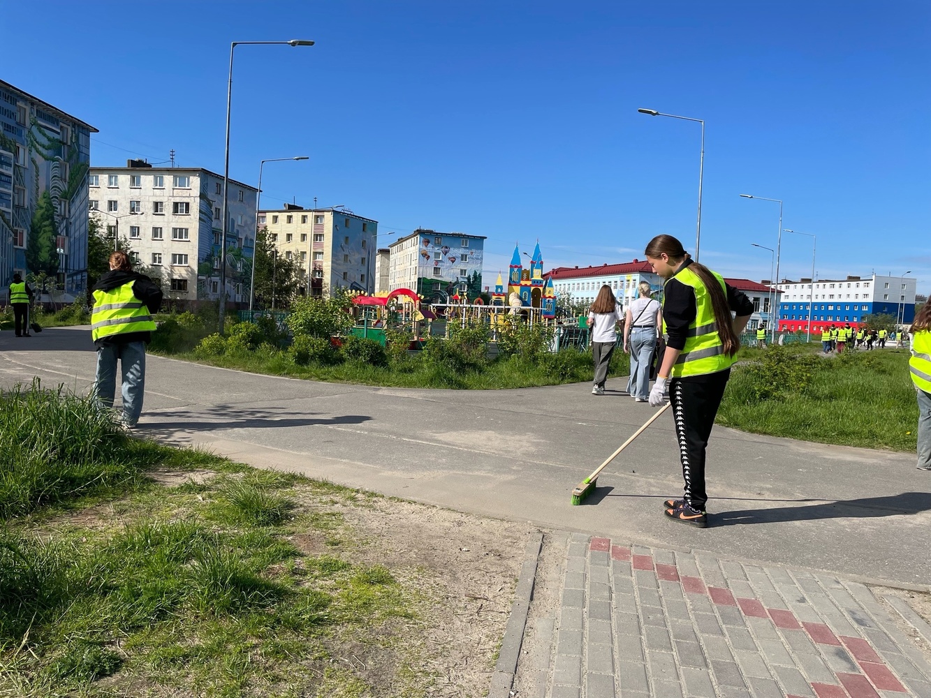 В Печенгском округе школьники и машина-пылесос избавили город от пыли