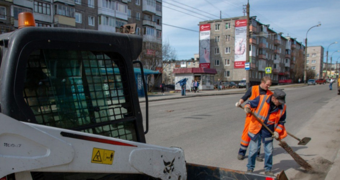 Вывоз мусора и мойка остановок: как проходит уборка в Мурманске