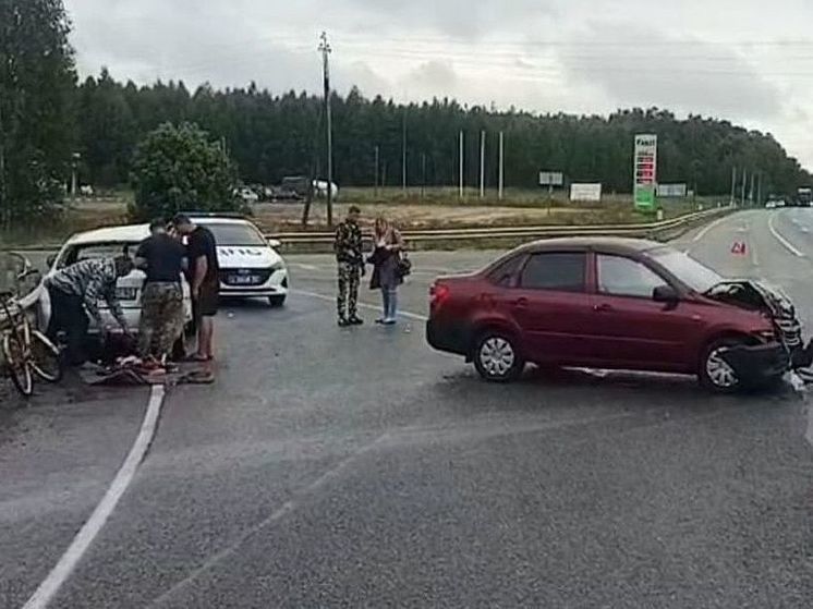 На М6 перевернувшийся трактор и обгоревшая легковушка