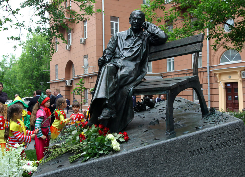 Памятники писателям в москве фото и названия