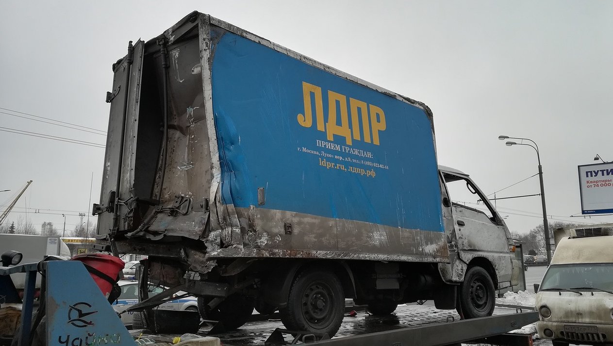 На Ленинградском шоссе грузовик врезался в подземный переход - МК